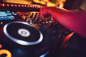 Egy DJ pult